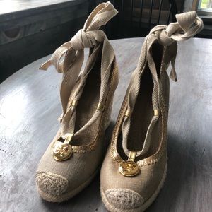 Tory Burch..... espadrilles..lace up